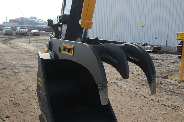 ES-Hydraulic-Thumbs-photo_03